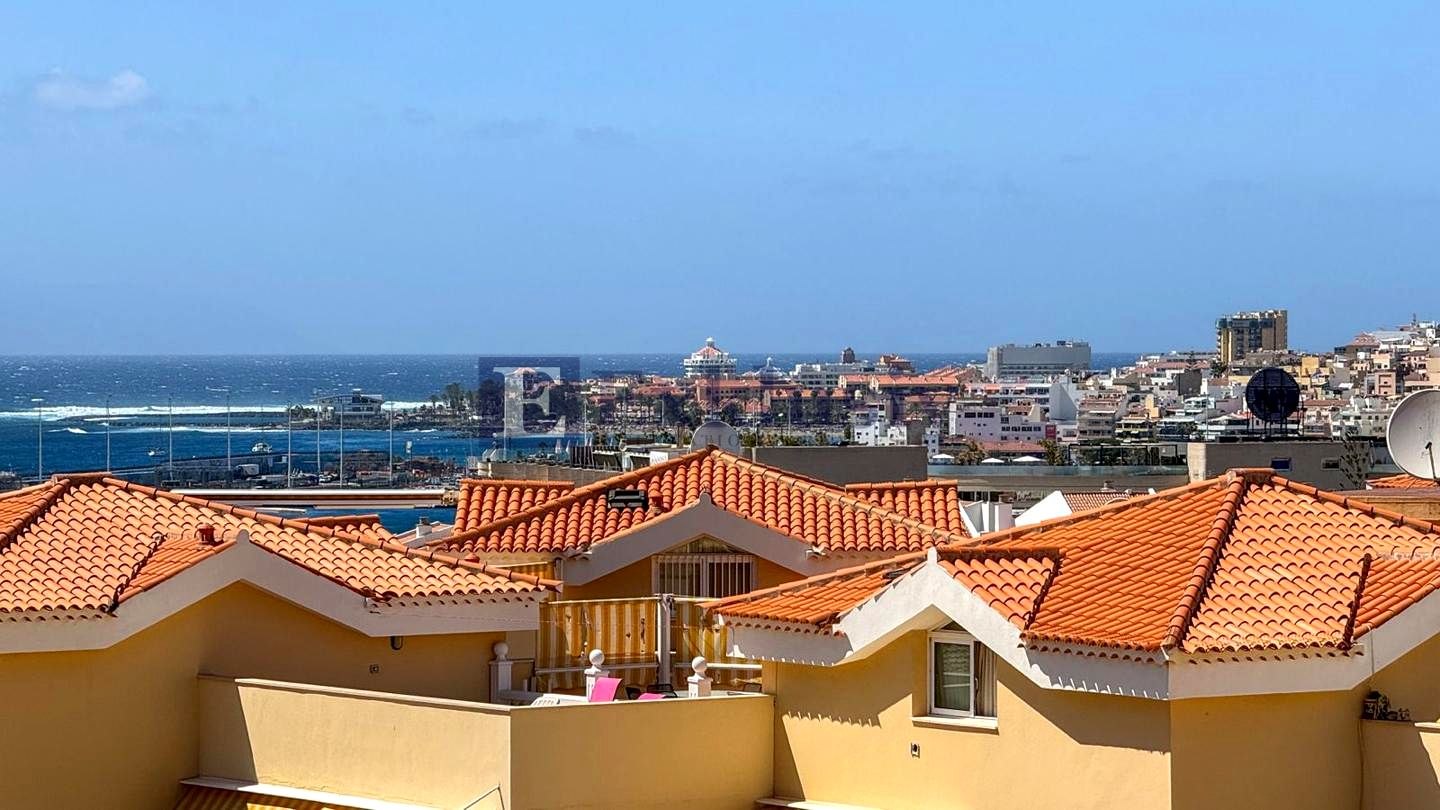 Flat in Avenida Amsterdam, Arona, Tenerife of 200 m2