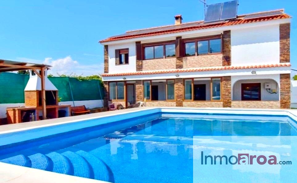 Casa / chalet en Carrer l'Alcúdia, BÉTERA, VALENCIA de 284 m2