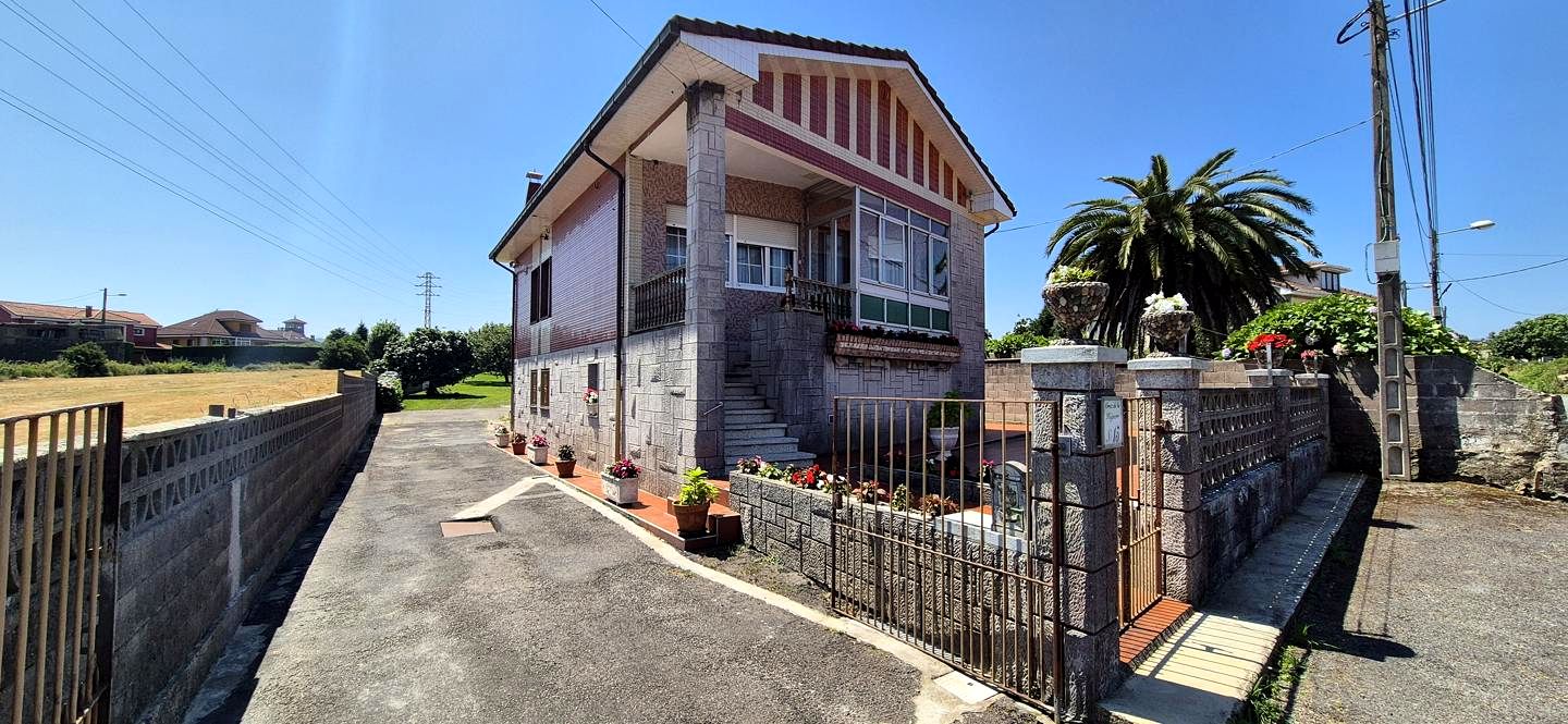 Casa / chalet en Calle Cruz de la Hoguera 15, Avilés, Asturias de 232 m2
