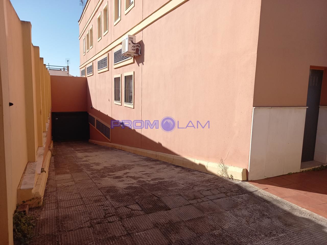 parking en gines · calle-vazquez-diaz-41960 6000€