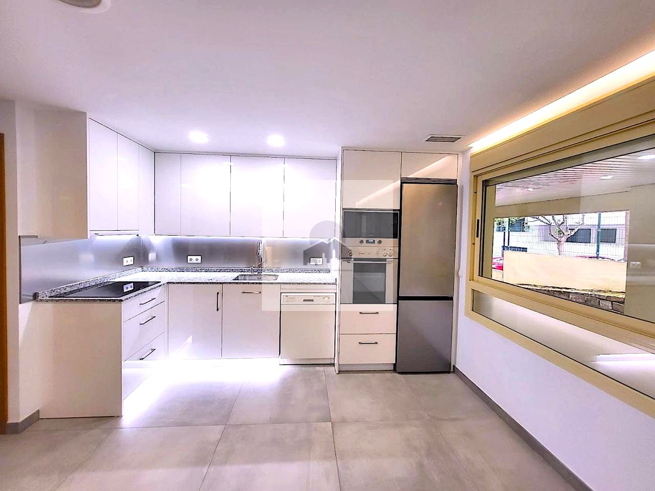 Local en Calle Juan Bernabé Britto, Estepona, Málaga de 75 m2