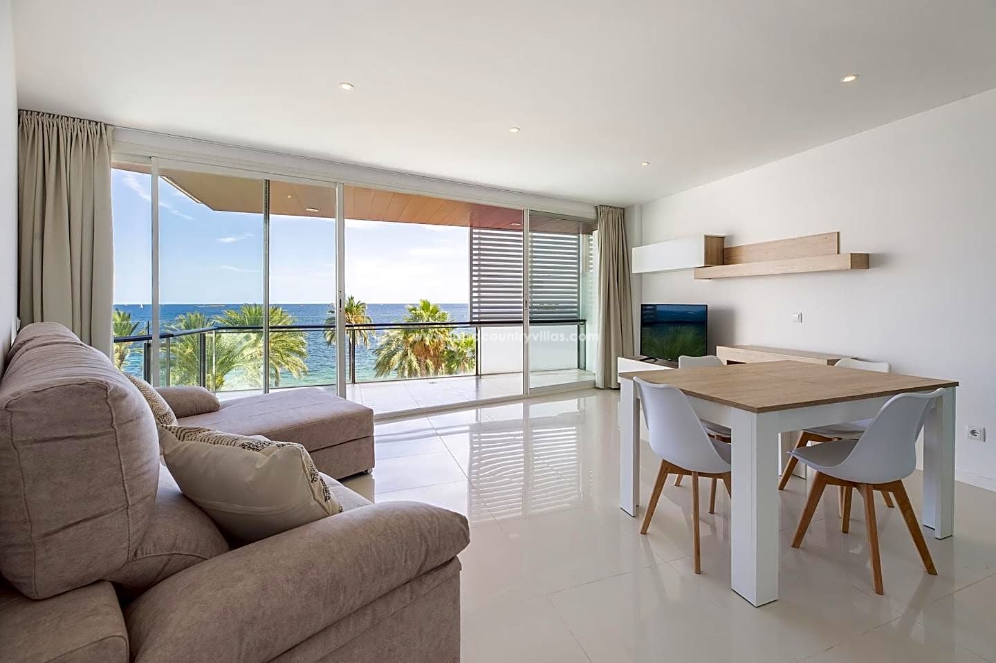 Modern 2 bedroom apartment with sea views