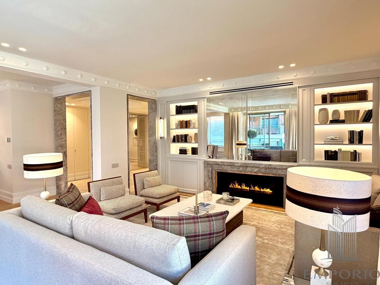 Elegancia contemporánea en edificio clásico de autor image 1