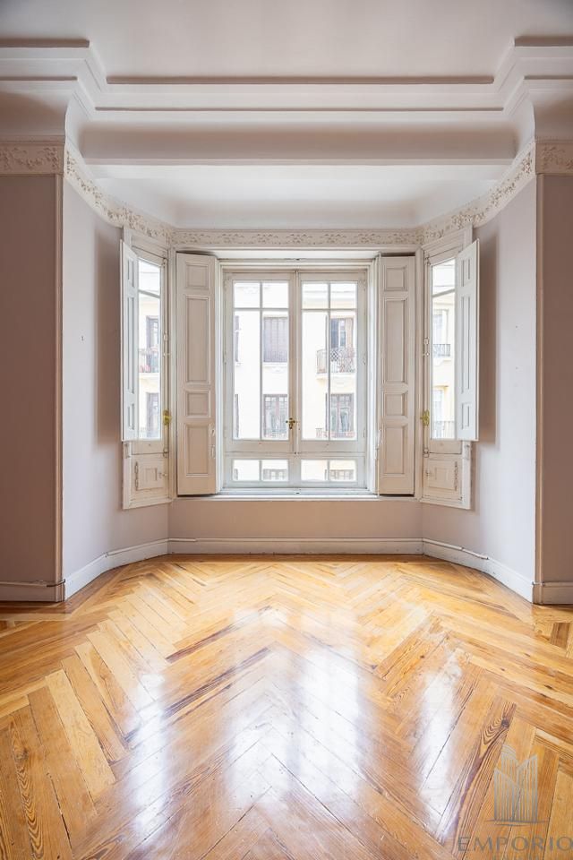 Exquisita Residencia en Almagro: Lujo y Potencial en la Calle Españoleto