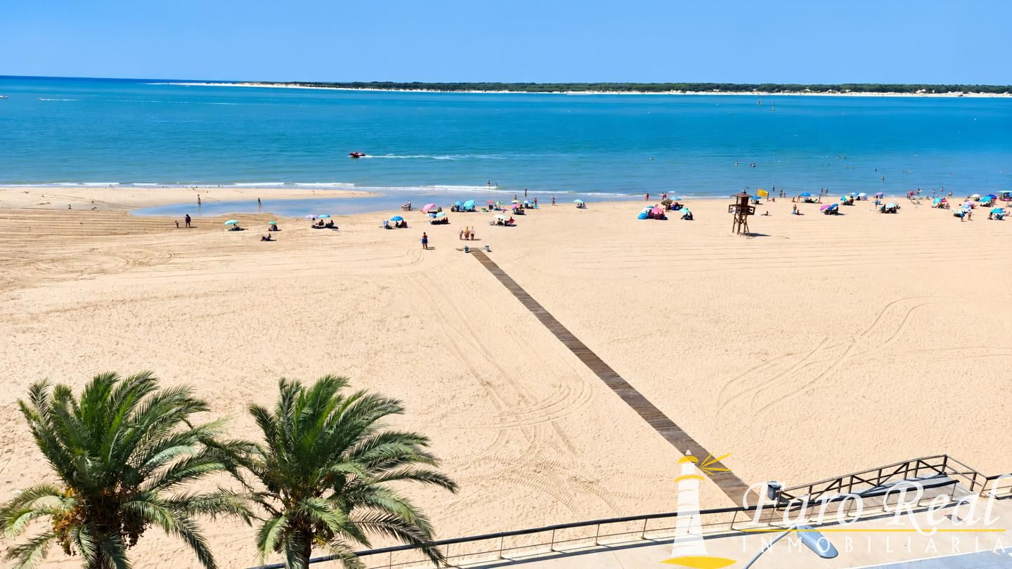 Apartamento en 1º linea de playa con vistas al mar.