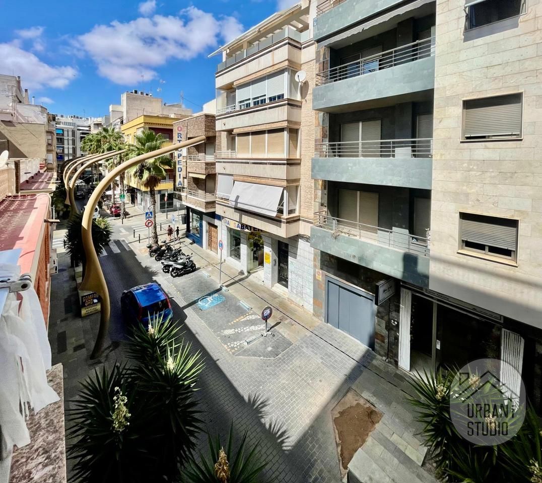 Piso en Calle Caballero de Rodas, Torrevieja, Alicante de 94 m2