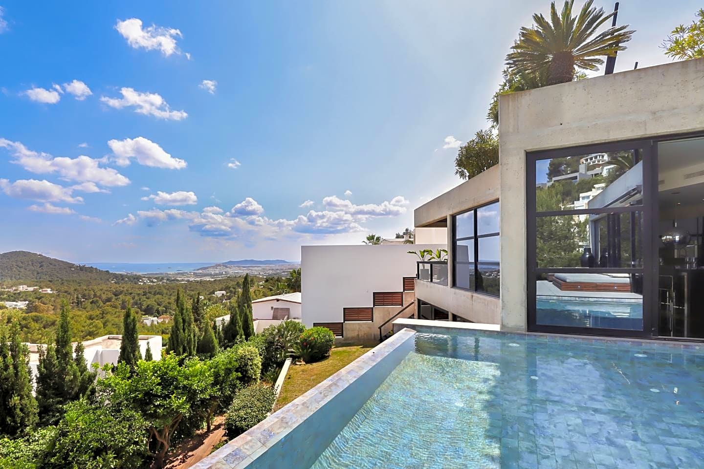 Contemporary villa with views and tourist rental license, Can Furnet