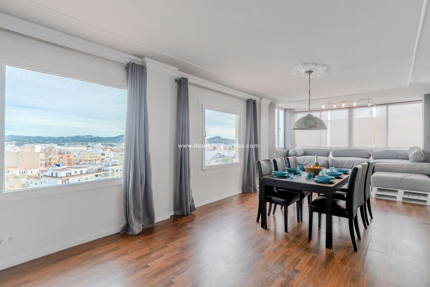 Apartamento de 3 dormitorios en Los Molinos con espectaculares vistas a la ciudad de Dalt Vila