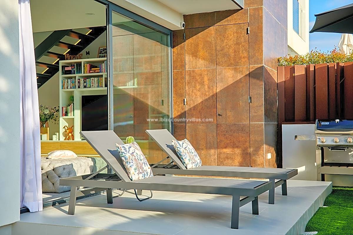 Moderno adosado con vistas a Dalt Vila y piscina privada en Ses Torres