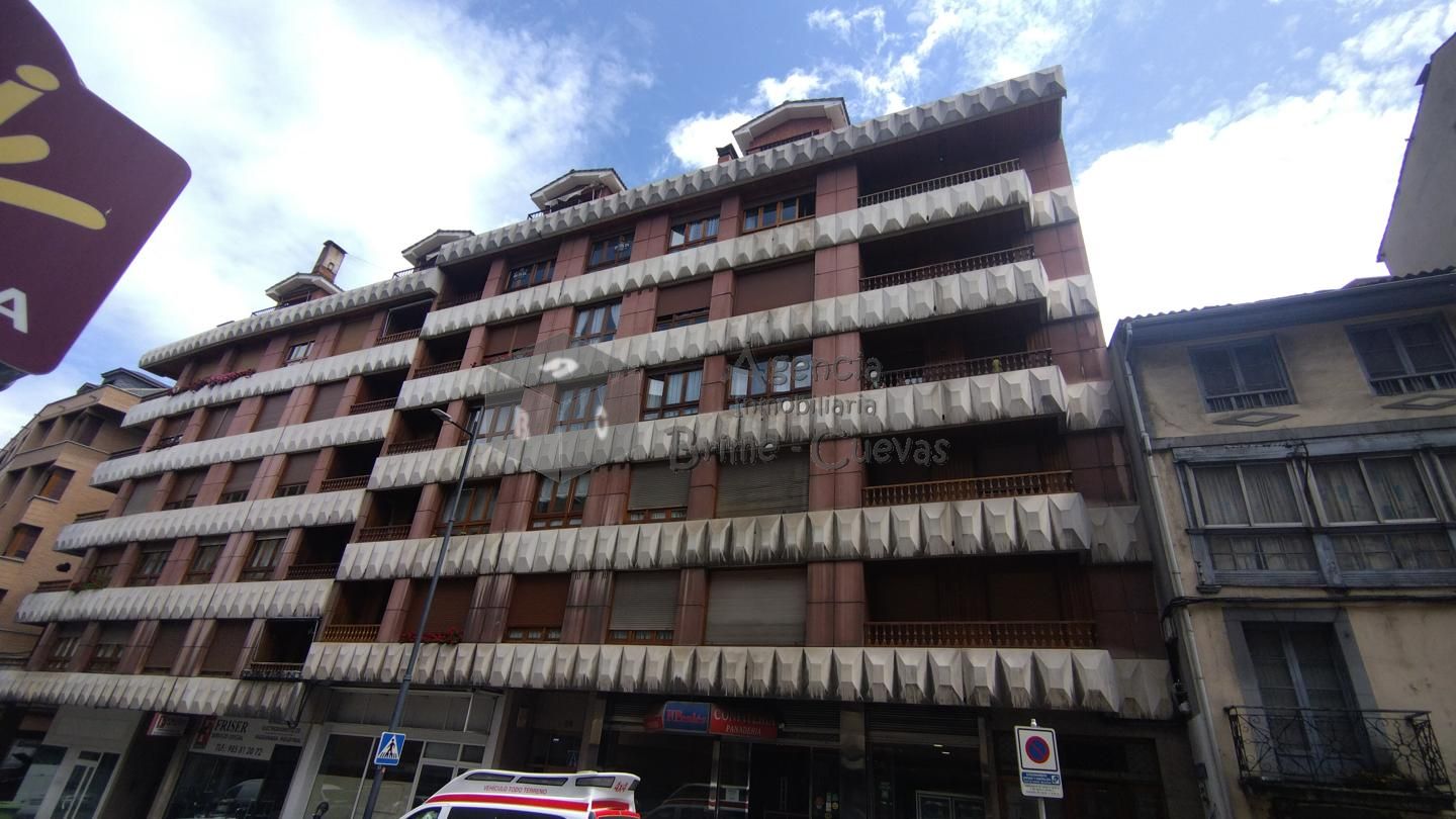 Flat in Calle Uría 56, Cangas del Narcea, Asturias of 232 m2