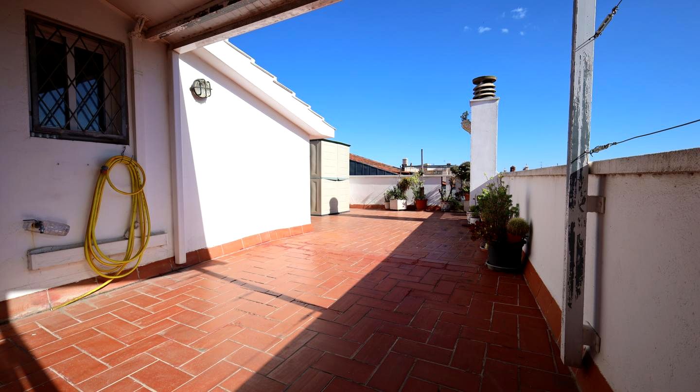 Villa · Gava · 5 hab.