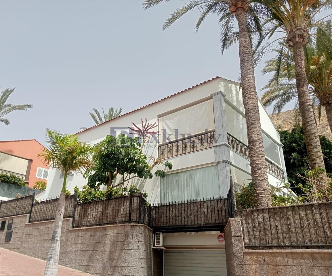 Villa in Avenida San Francisco, Arona, Santa Cruz de Tenerife of 380 m2
