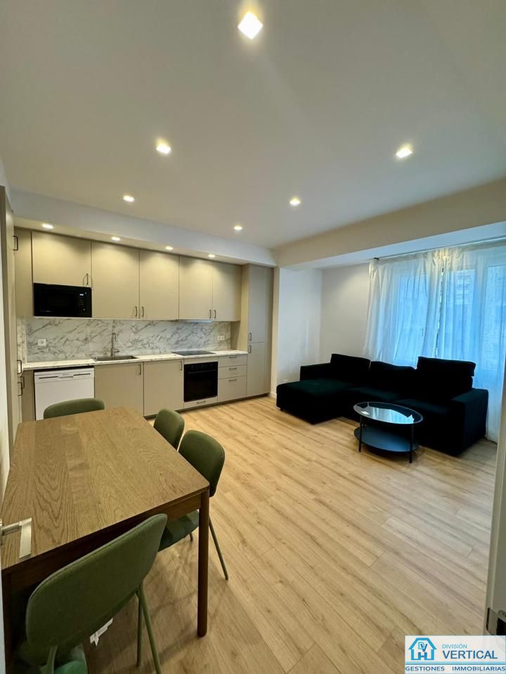 Flat in Carrer de Sant Vicent Màrtir, València, Valencia of 67 m2