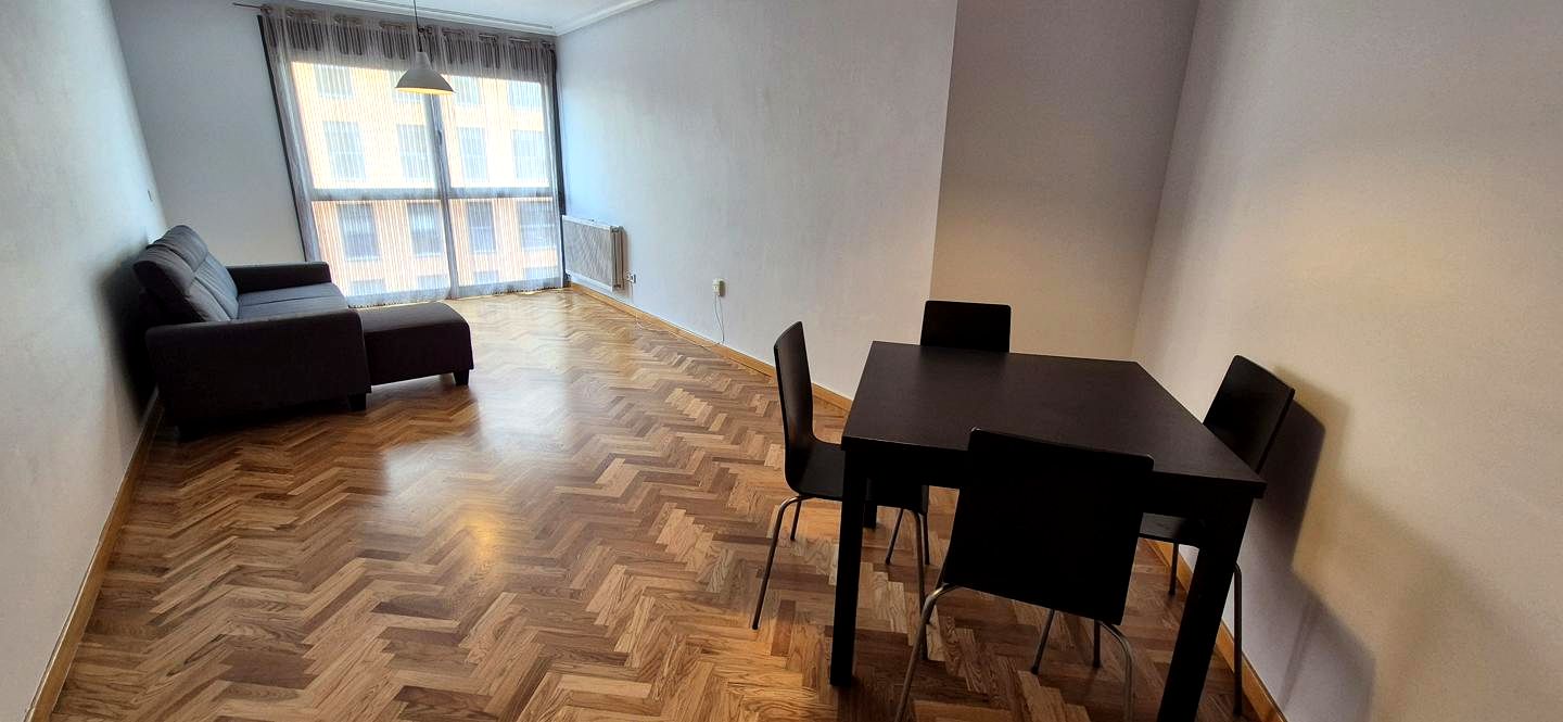 Flat in Avenida Roma 4, Oviedo, Asturias of 110 m2