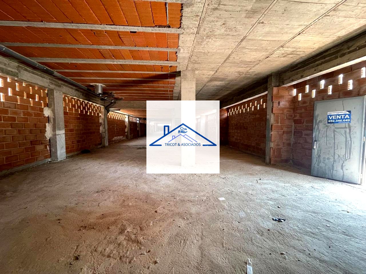 Local en Avenida Doce de Octubre, Torrijos, Toledo de 882 m2
