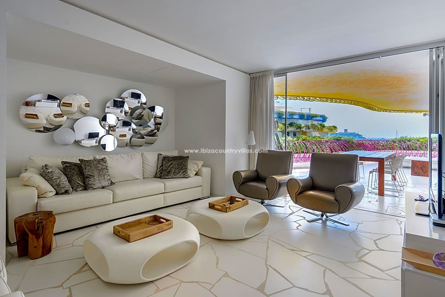 Amplio apartamento con preciosas vistas al mar, puerto y a Formentera