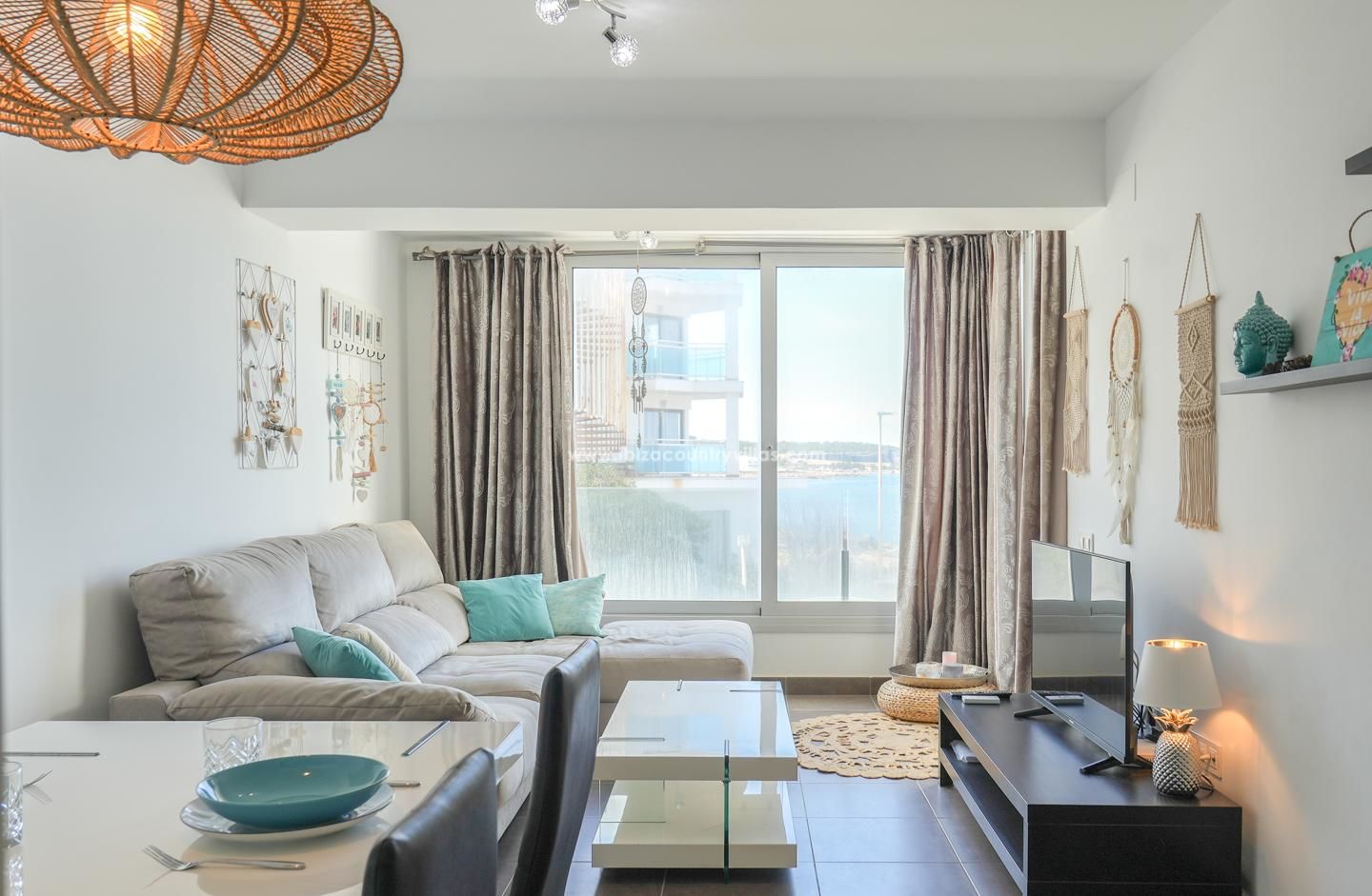 Precioso apartamento de 3 dormitorios en Cala de Bou con vistas al mar