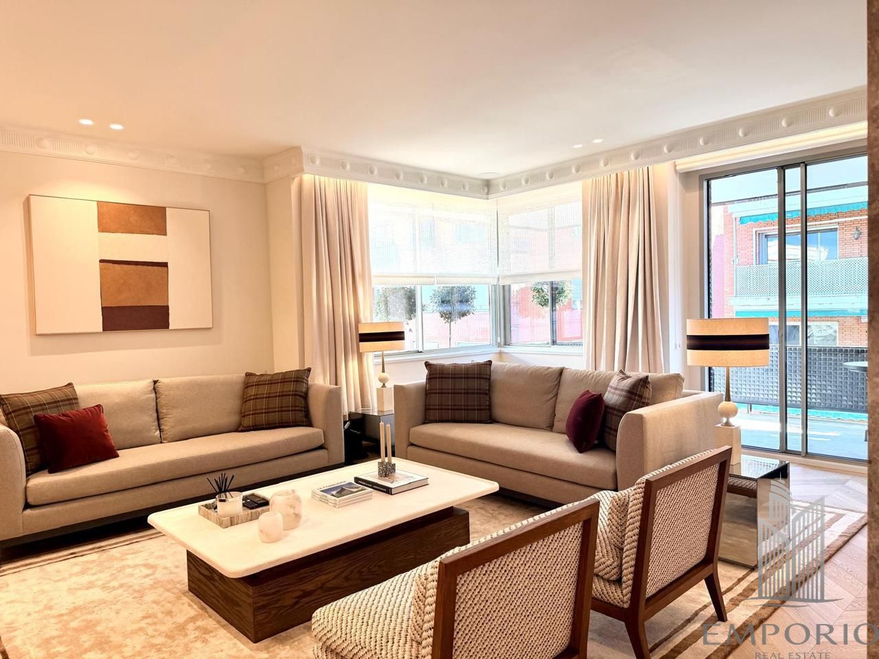 Elegancia contemporánea en edificio clásico de autor image 0