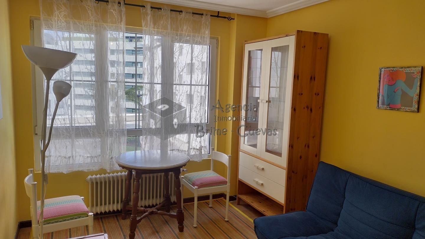 Piso en Calle Indalecio Prieto Tuero, Oviedo, Asturias de 45 m2