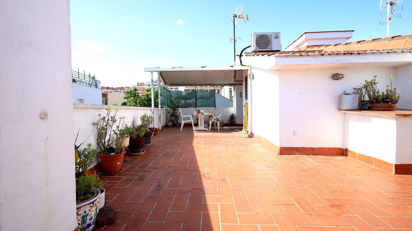 Villa · Gava · 5 hab.