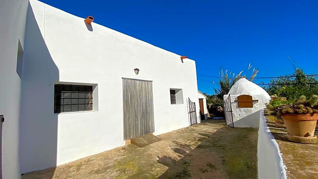 Finca to renovate with lots of potential and sea views