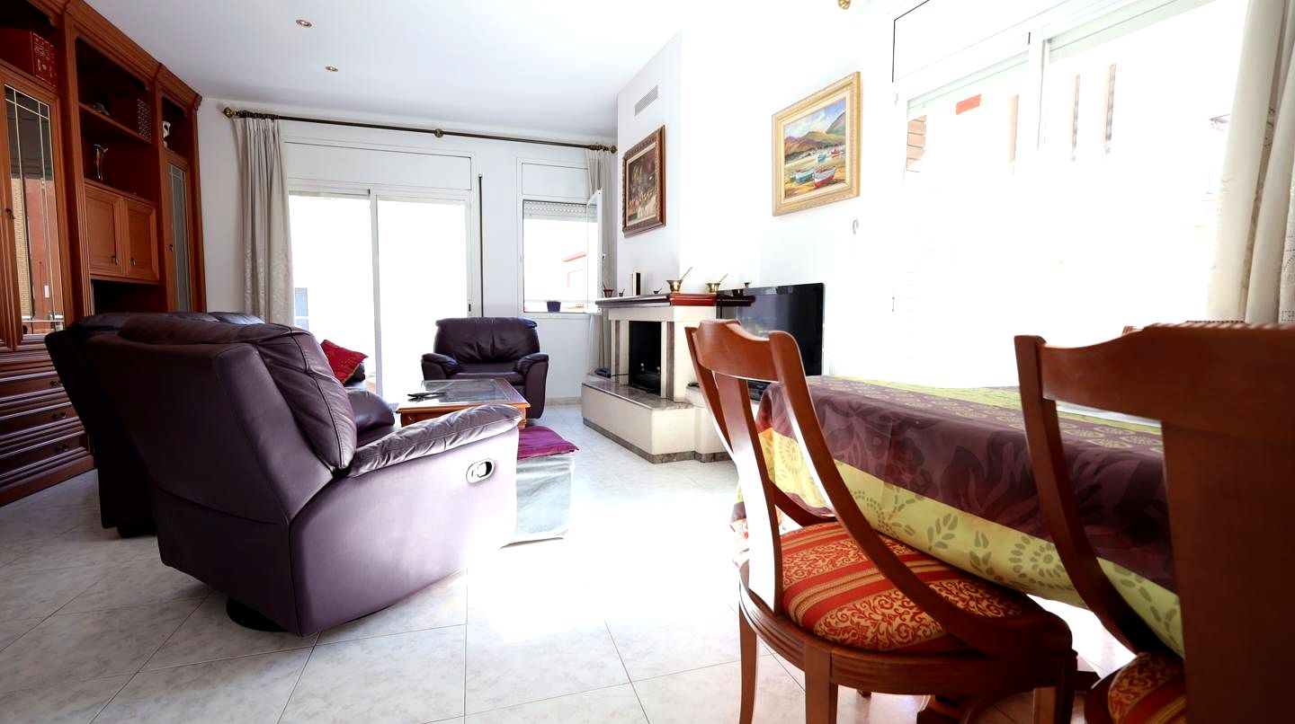 Villa · Gava · 5 hab.