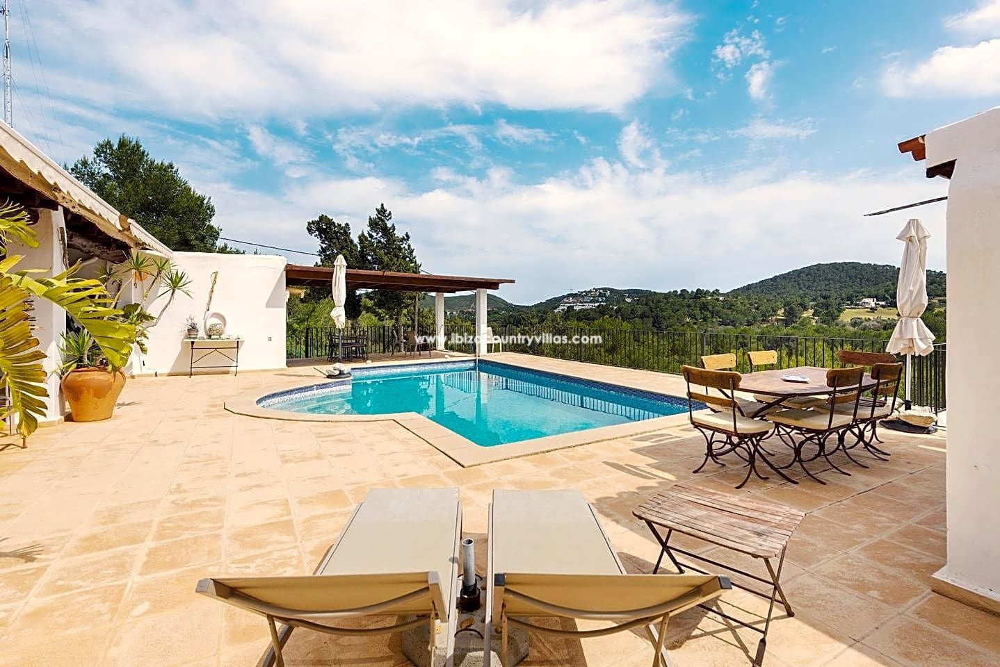 Spacious and bright Ibicencan style villa located with beautiful views