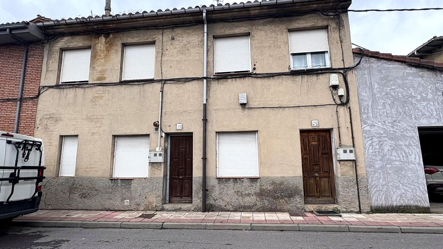 Villa in Calle Capilla, La Robla, León of 185 m2