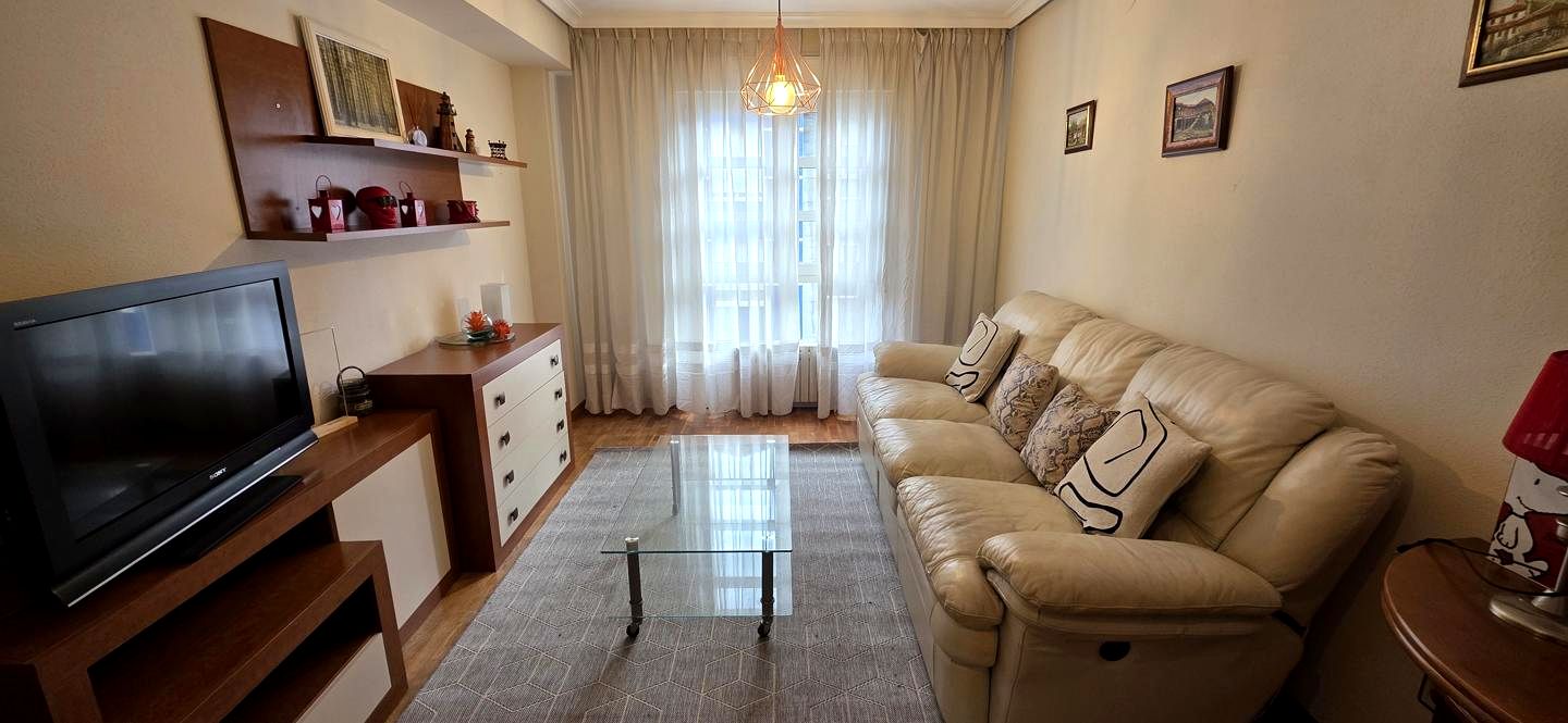 Flat in Calle Poeta Alfonso Camín 2, Gijón, Asturias of 58 m2