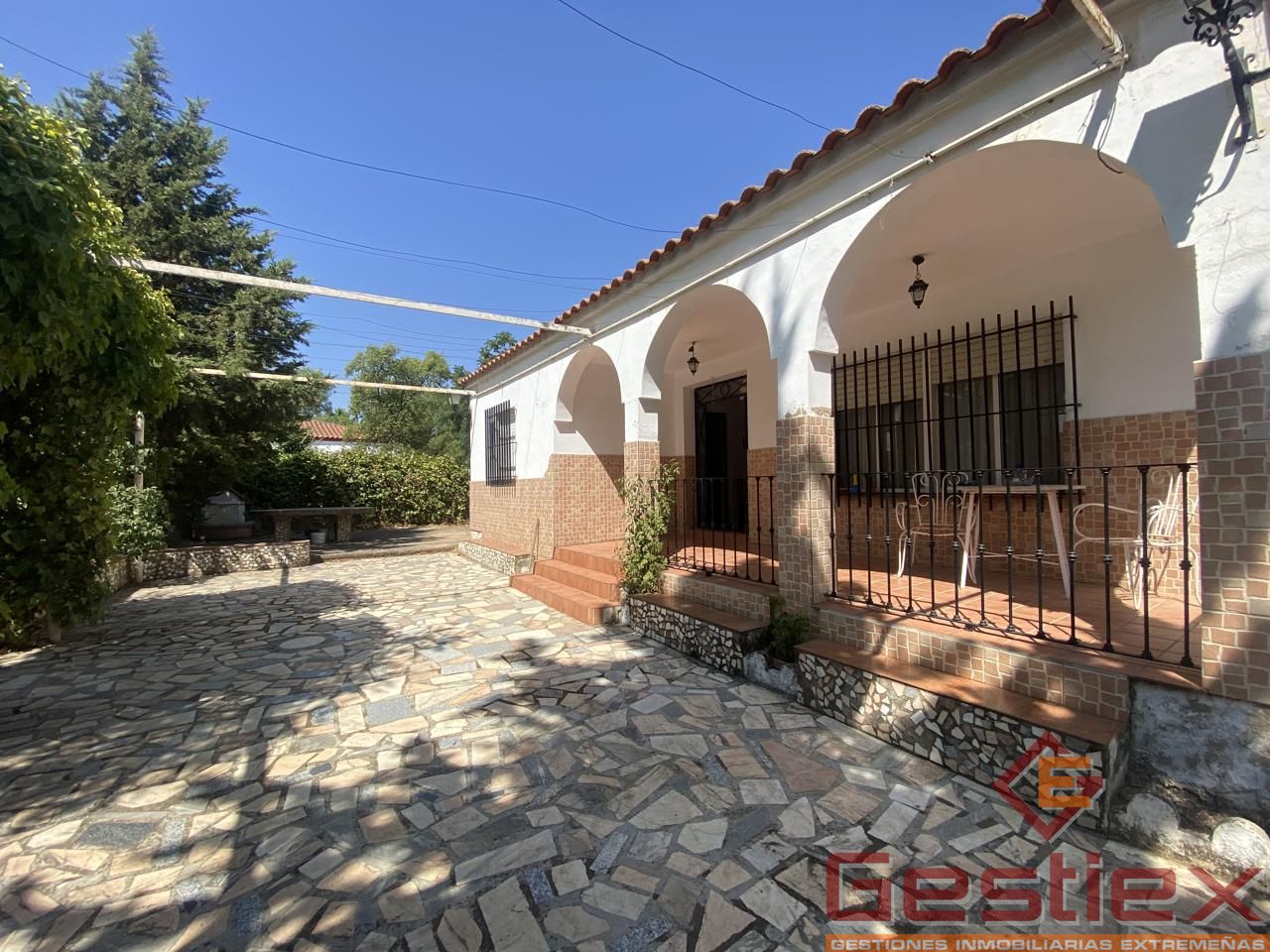 Villa in ALMENDRALEJO, Badajoz of 2000 m2