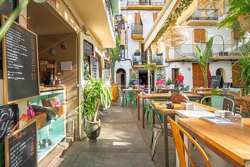 Premises and apartment in La Marina, Ibiza