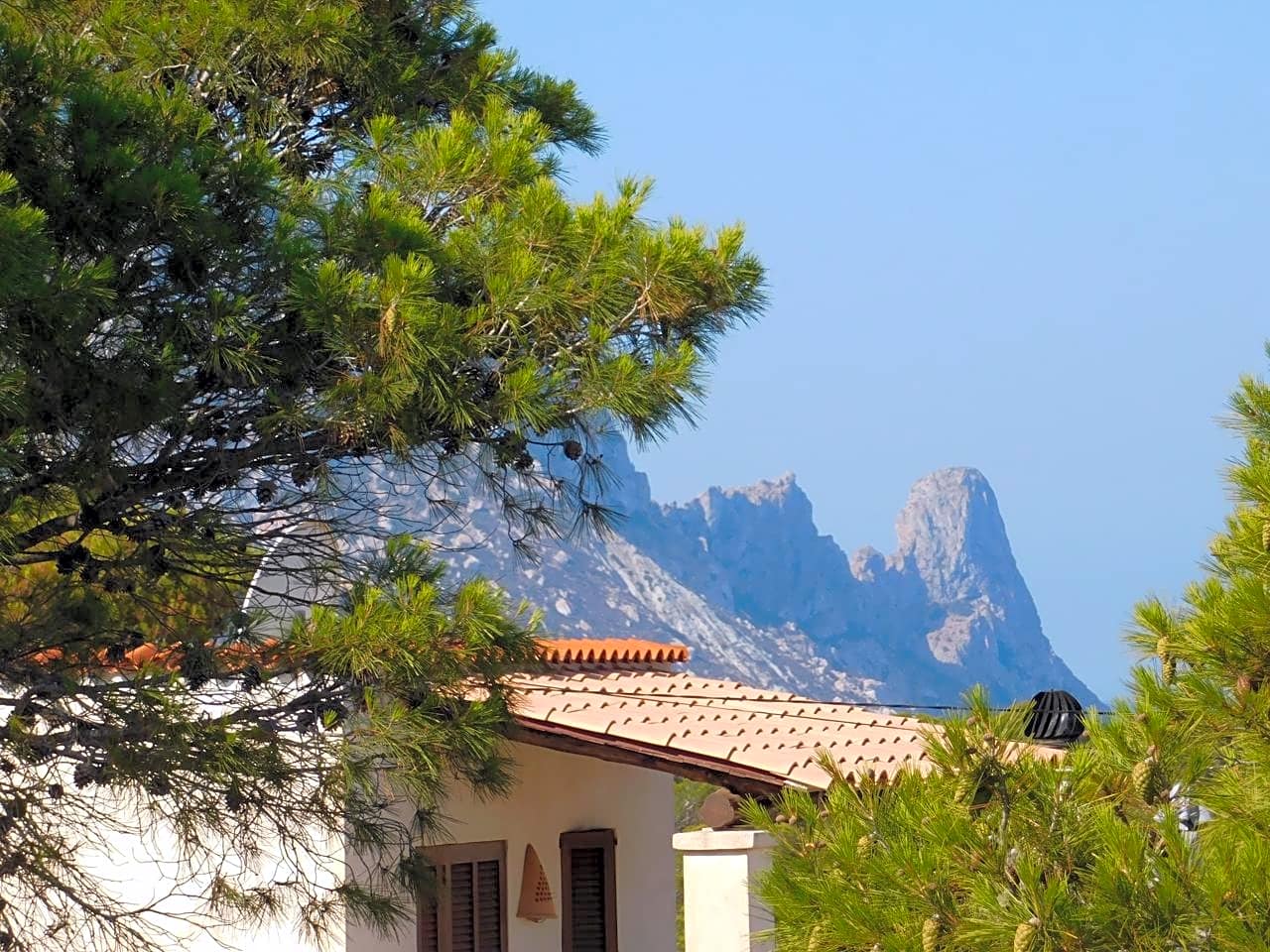 Bonita casa con maravillosas vistas a Es Vedra justo encima de Cala