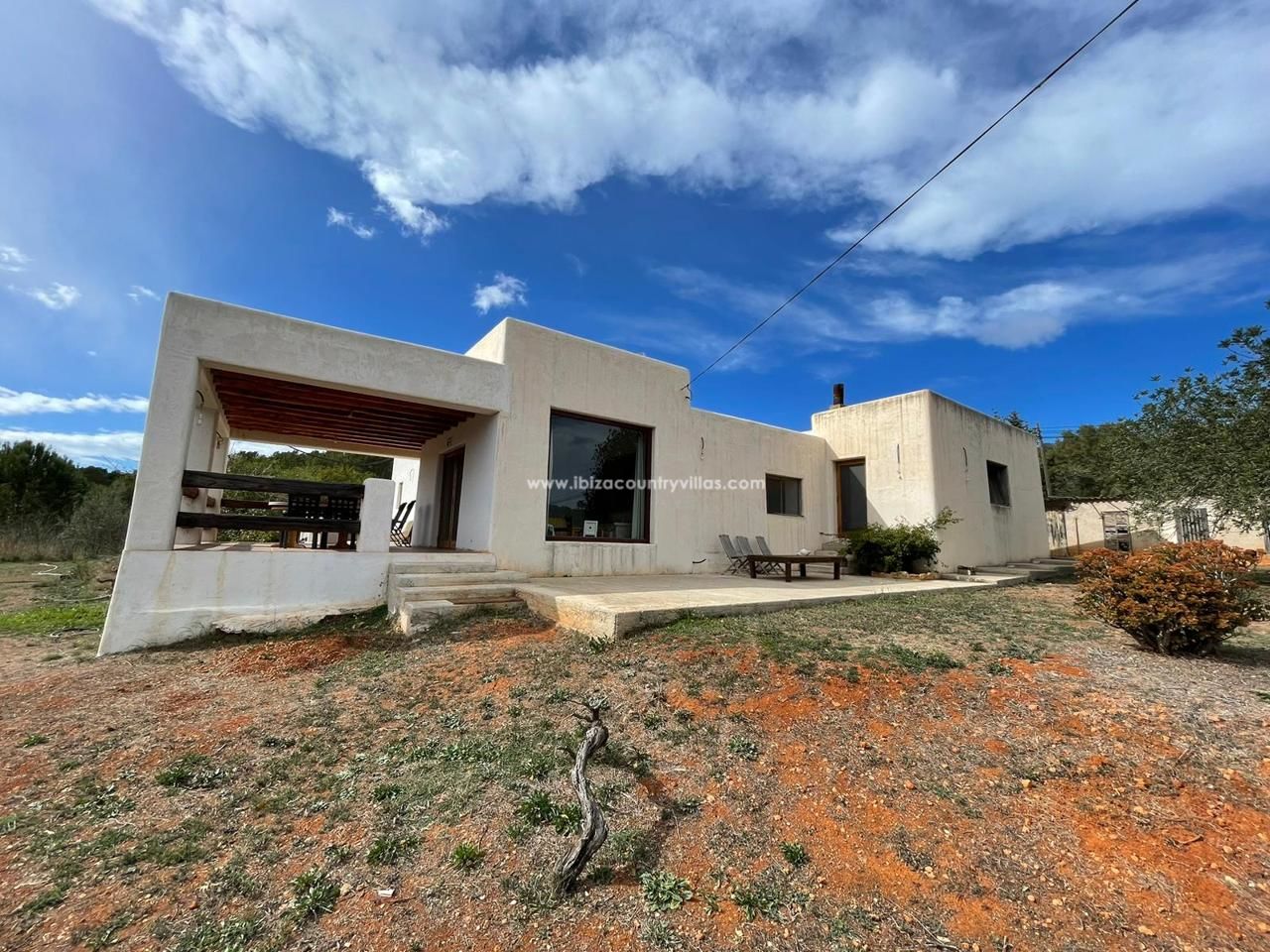 House with a lot of potential and a large plot of land near Santa Gertrudis
