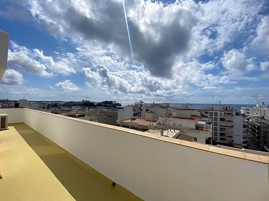 Espacioso apartamento en Santa Eulalia con vistas al mar