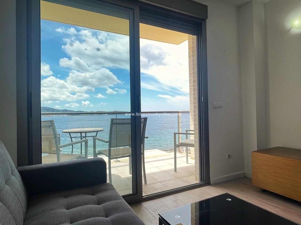 Elegante apartamento con vistas al mar, cerca de Cala Gració