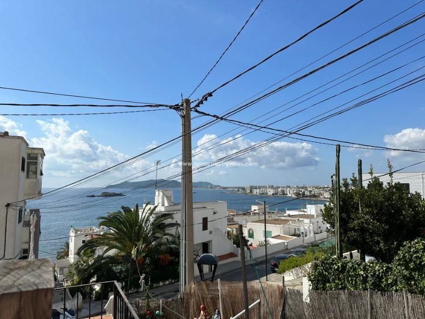 Adosado en el centro de Ibiza ciudad para reformar