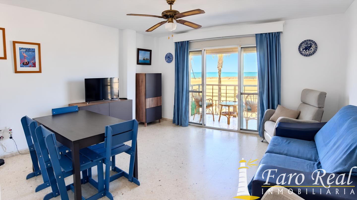 Apartamento en 1º linea de playa con vistas al mar. 6
