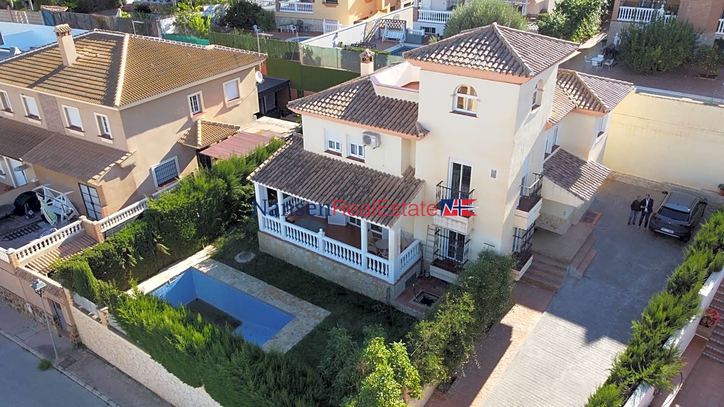 Casa / chalet en Alhaurín de la Torre, Málaga de 395 m2