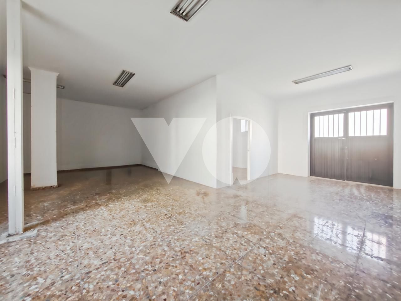 Se alquila local comercial en Barajas