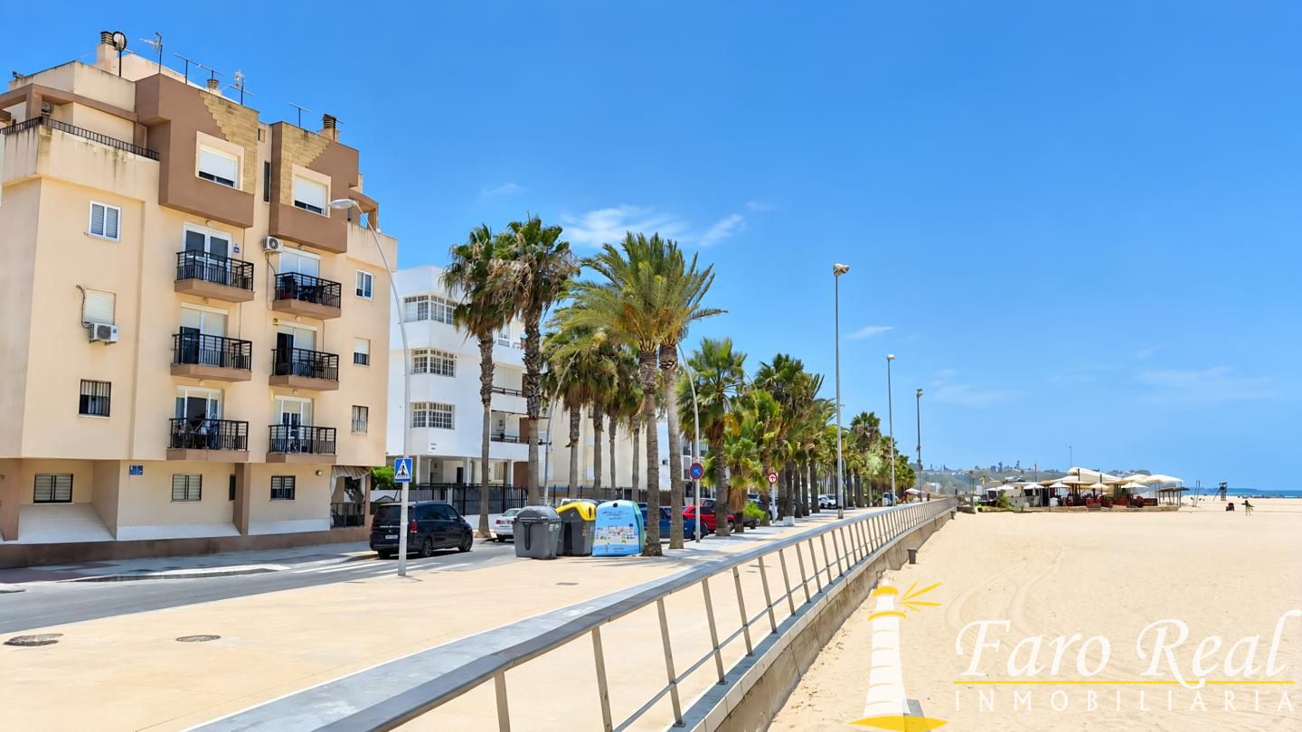 Apartamento en 1º linea de playa con vistas al mar.