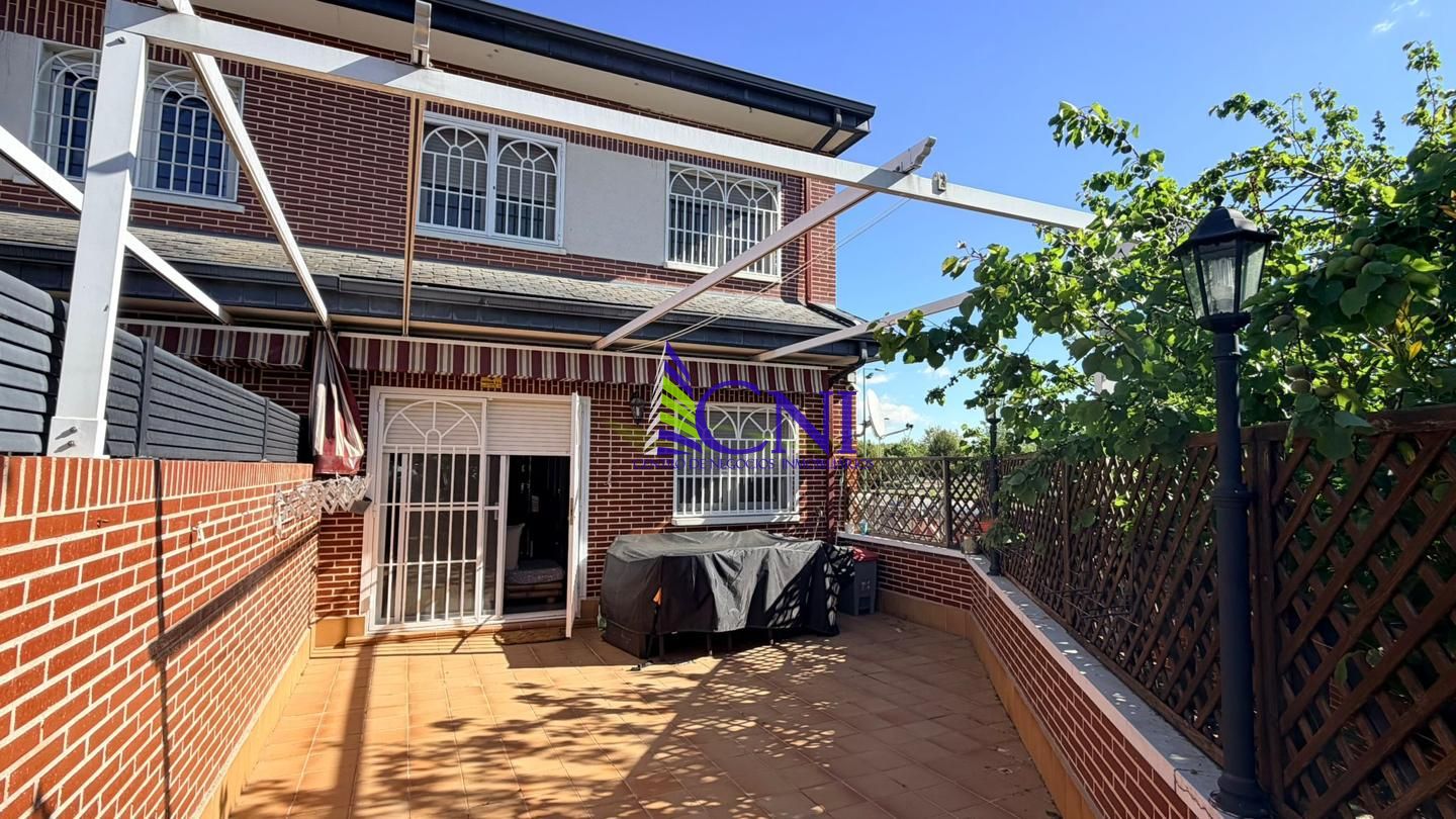 Villa in Avenida Grazia Deledda, Madrid, Madrid of 290 m2