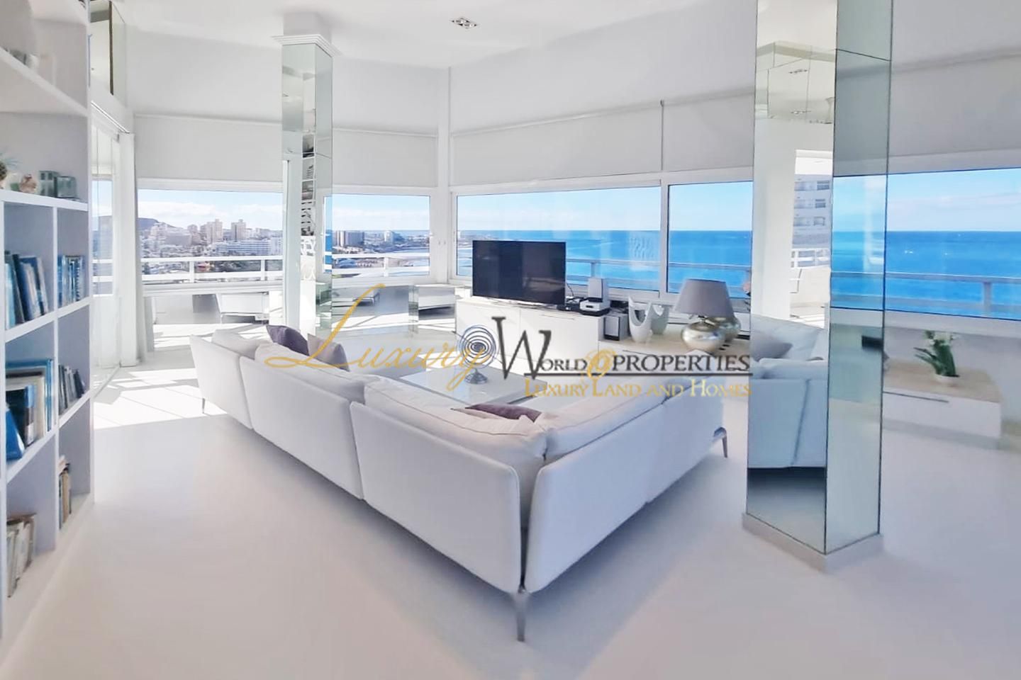 Flat in Avenida de los Pueblos, Costa Adeje, Santa Cruz de Tenerife of 192 m2