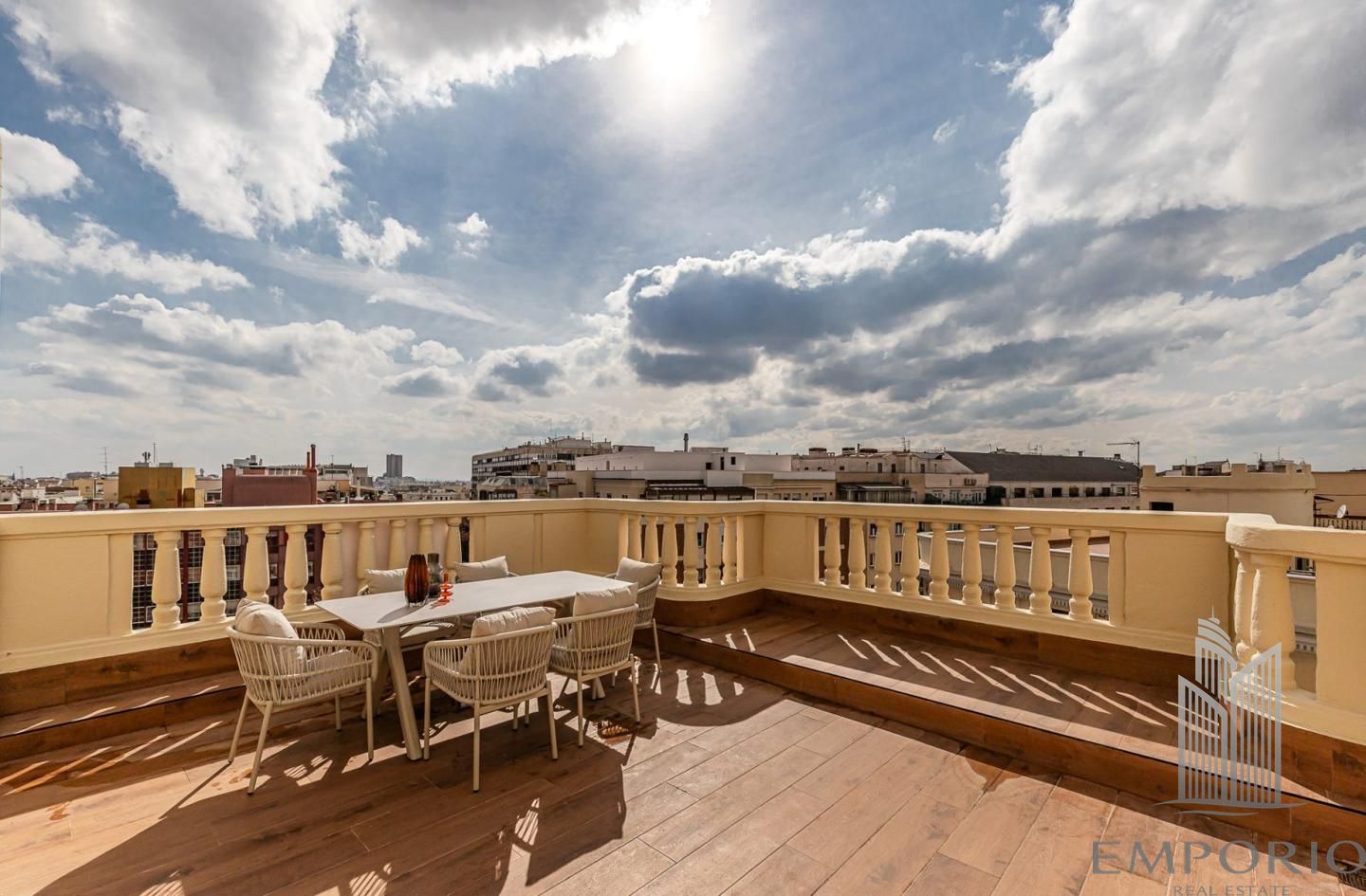 Ático de Lujo con Dos Terrazas y Vistas - Lista