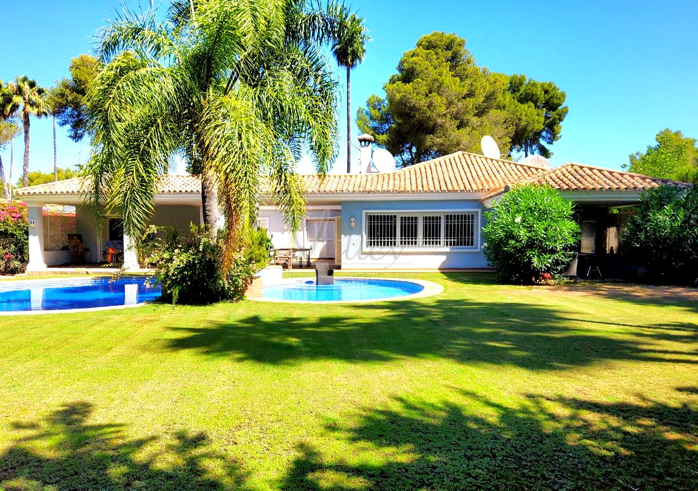Villa in Sotogrande Costa, Sotogrande, Cádiz of 453 m2