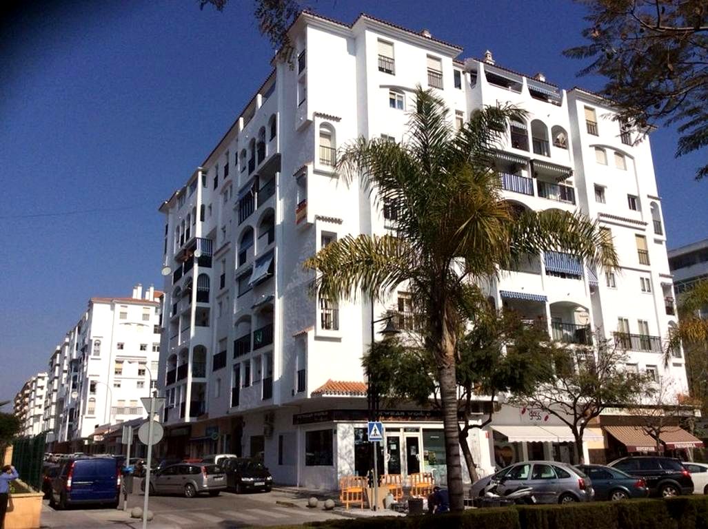 Local en Calle Romería del Rocío, Fuengirola, Málaga de 90 m2