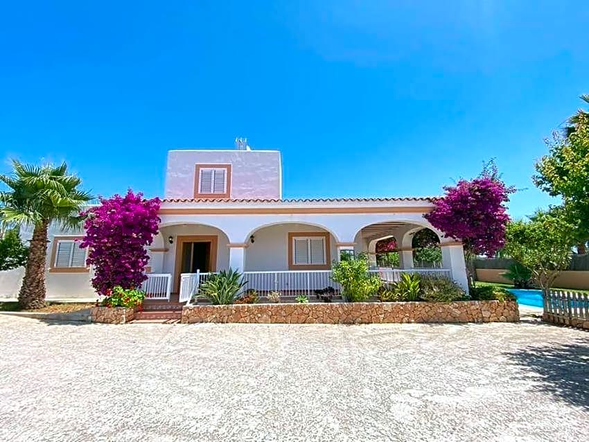 Villa with tourist license and  swimming pool located  near to Ibiza Town